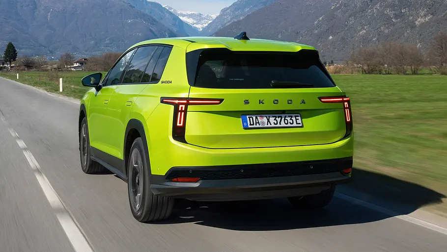 Der Skoda Peaq fahrend von hinten gezeigt und virtuell enttarnt.