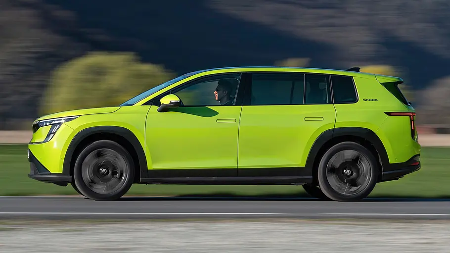 Der Skoda Peaq fahrend von der Seite gezeigt und virtuell enttarnt.