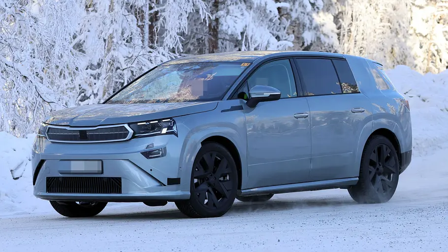 Skoda Peaq (2026) Der Skoda Peaq fährt als Erlkönig auf einer verschneiten Straße, von vorne links fotografiert.