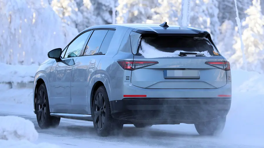 Skoda Peaq (2026) Der Skoda Peaq fährt als Erlkönig auf einer verschneiten Straße, von hinten links fotografiert.