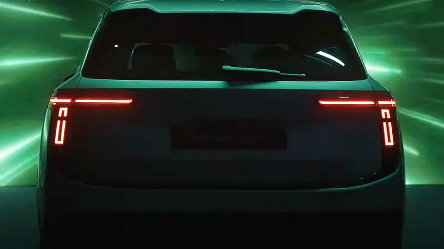 Skoda Peaq (2026) Ein dunkel gehaltenes Teaserfoto des Skoda Peaq, von hinten aufgenommen.