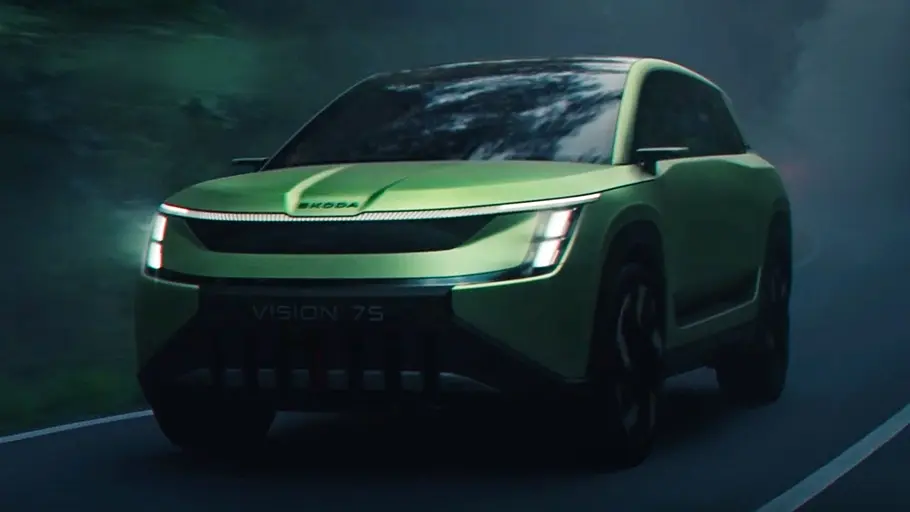 Skoda Peaq (2026) Der Skoda Peaq im Halbdunkeln fotografiert von schräg vorne.