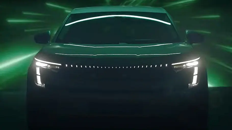 Skoda Peaq (2026) Ein dunkel gehaltenes Teaserfoto des Skoda Peaq, von vorne aufgenommen.