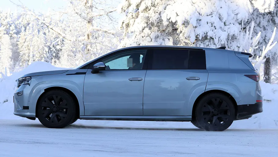 Skoda Peaq (2026) Der Skoda Peaq fährt als Erlkönig auf einer verschneiten Straße, von links fotografiert.