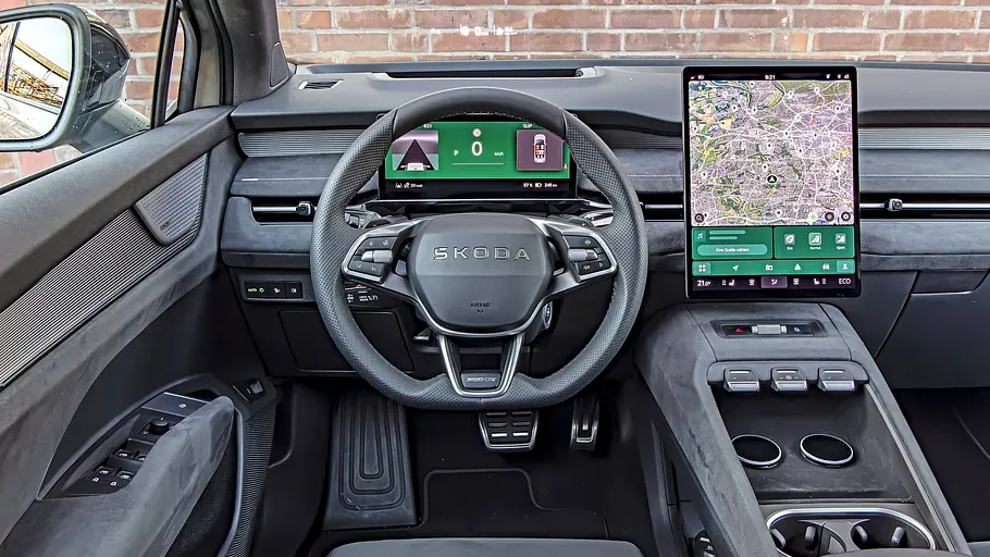 Cockpit des Skoda Peaq mit Lenkrad, digitalem Kombiinstrument und hochkant stehendem Touchscreen.