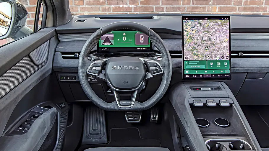 Cockpit des Skoda Peaq mit Lenkrad, digitalem Kombiinstrument und hochkant stehendem Touchscreen.