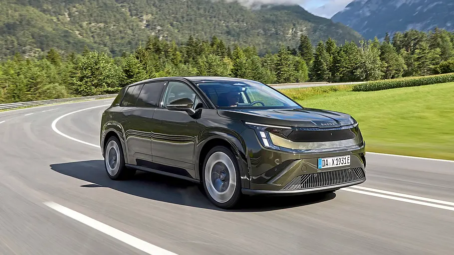 Skoda Peaq in Grün fahrend vor einer Berglandschaft.