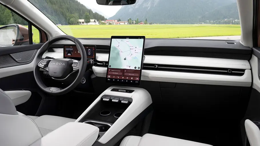 Skoda Peaq Cockpit mit hellem Interieur.