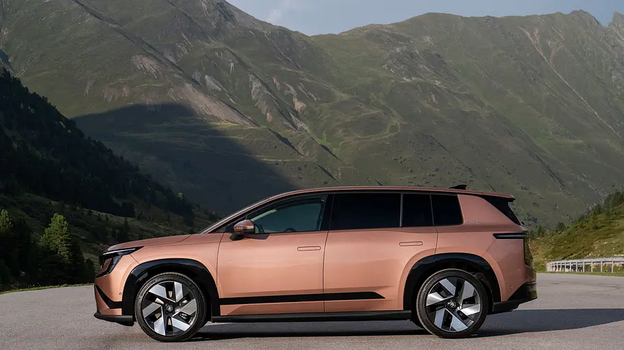 Skoda Peaq in Bronze von der Seite vor einer Berglandschaft.