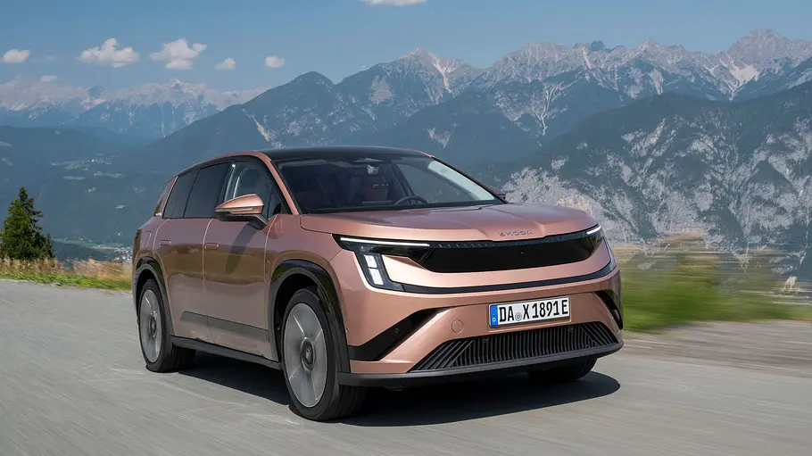 Skoda Peaq in Bronze von vorn vor einer Berglandschaft.