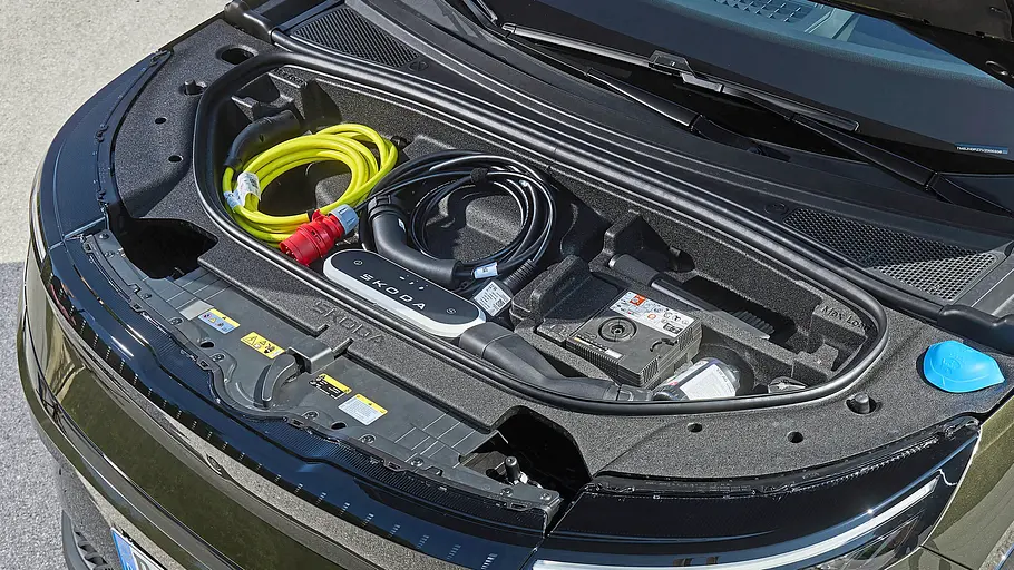 Skoda Peaq Frunk mit Ladekabeln.