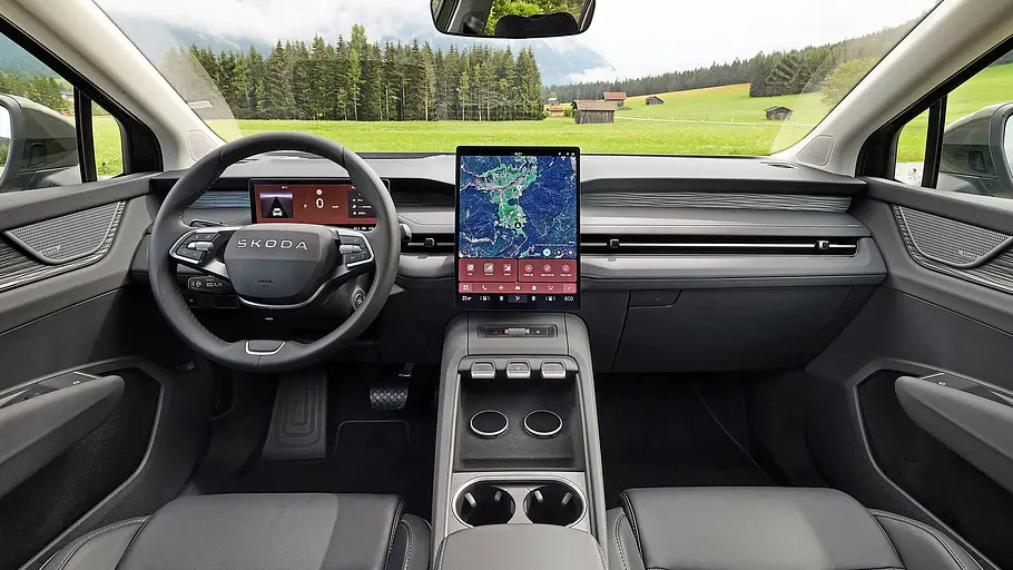 Skoda Peaq Cockpit mit großem, hochkant stehenden Touchscreen.