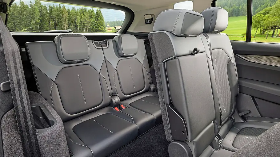 Dritte Sitzreihe des Skoda Peaq mit ausklappbaren Einzelsitzen.