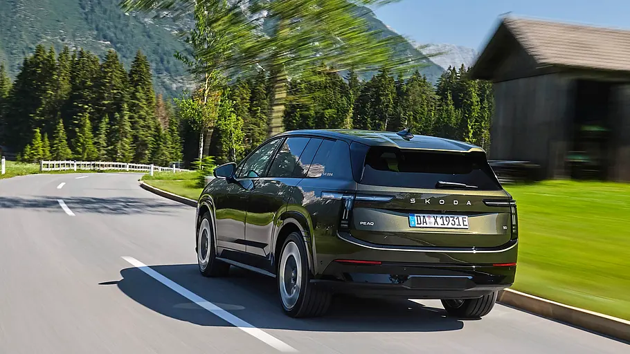 Skoda Peaq in Grün von hinten vor einer Berglandschaft.