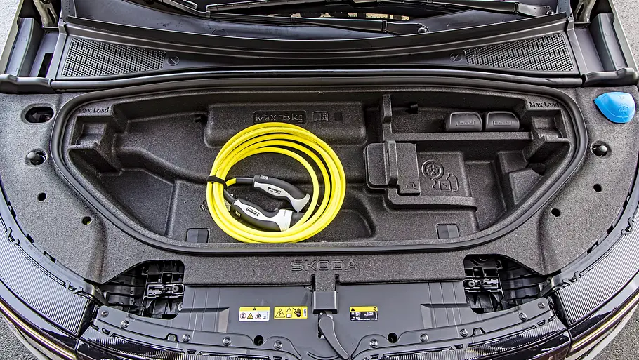 Geöffneter vorderer Kofferraum des Skoda Peaq mit eingelegtem gelbem Ladekabel.