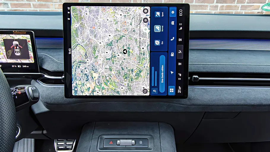 Hochkant stehender Touchscreen des Skoda Peaq mit Navigationskarte, links daneben das Kombiinstrument.