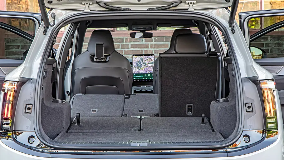 Kofferraum des Skoda Peaq bei geöffneter Heckklappe, mit flach umgelegter dritter Sitzreihe und teils umgeklappter zweiter Reihe.