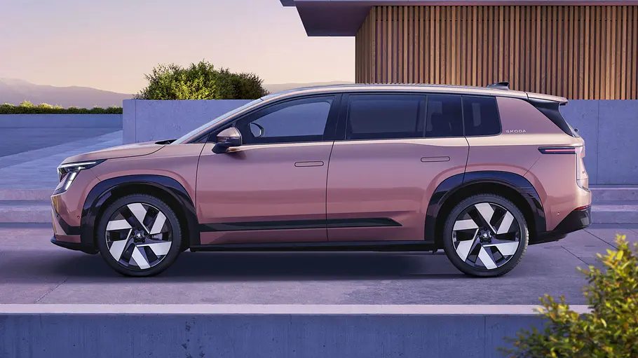 Skoda Peaq Der Skoda Peaq fahrend von der Seite abgebildet und virtuell enttarnt.