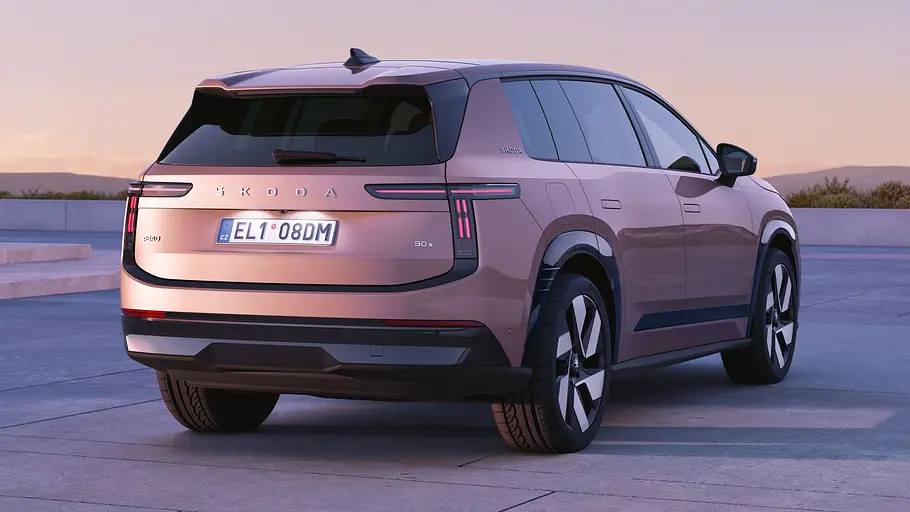 Skoda Peaq Der Skoda Peaq fahrend von schräg hinten abgebildet und virtuell enttarnt.