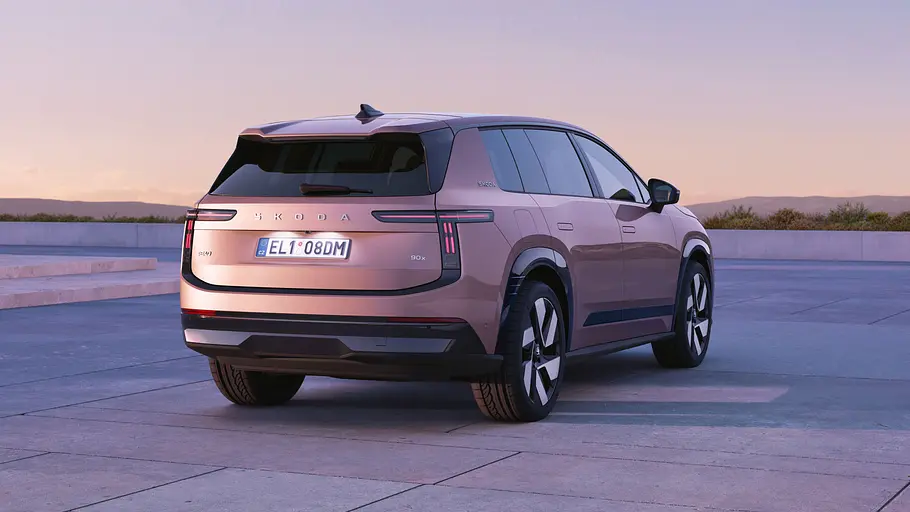 Der Skoda Peaq, statisch von hinten rechts fotografiert.
