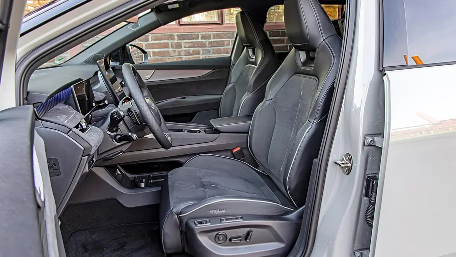 Vordersitze des Skoda Peaq mit dunklen Sportsitzen, Blick durch die geöffnete Fahrertür.