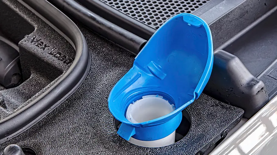 Geöffneter blauer Einfülldeckel für das Scheibenwaschwasser im Vorderwagen des Skoda Peaq.