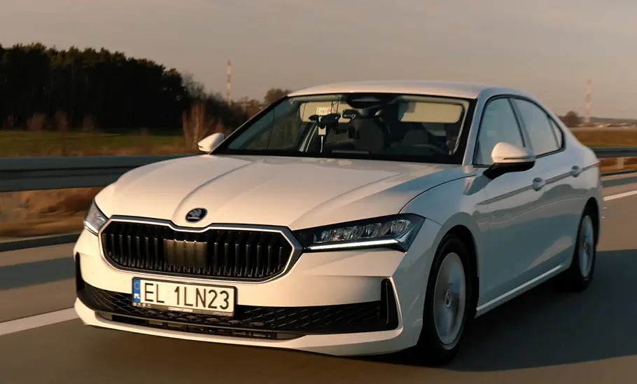 Skoda Superb Ein Skoda Superb fahrend auf einer Straße, von schräg vorne.