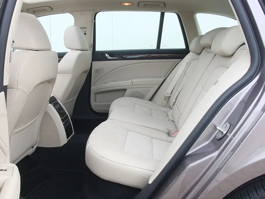 Skoda Superb Combi 2.0 TDI (DSG) Beinfreiheit wie in der Luxusklasse