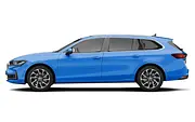 Blick von der Seite auf den Skoda Superb Combi. - Foto: Carwow