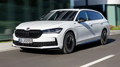 Der Skoda Superb iV Combi (2025) fährt durch die Hamburger Hafencity, fotografiert von schräg vorne. - Foto: Skoda