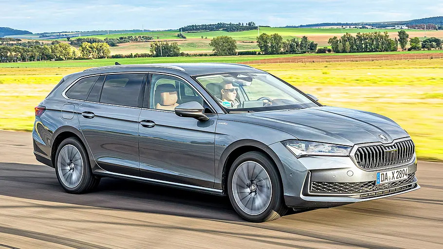 Skoda Superb Kombi Blick von schräg vorne auf den fahrenden Skoda Superb Kombi.