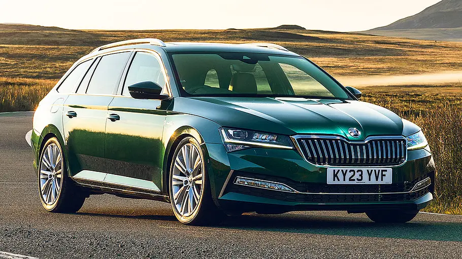 Der Skoda Superb Sleeper Edition stehend von vorne.
