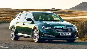 Blick von schräg vorne auf die Skoda Superb Sleeper Edition. - Foto: Skoda