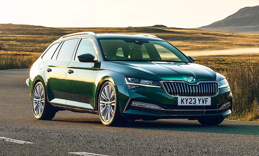 Blick von schräg vorne auf die Skoda Superb Sleeper Edition.