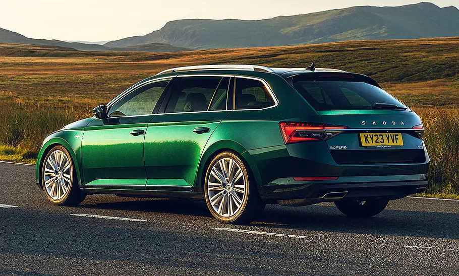 Blick von schräg hinten auf die Skoda Superb Sleeper Edition.