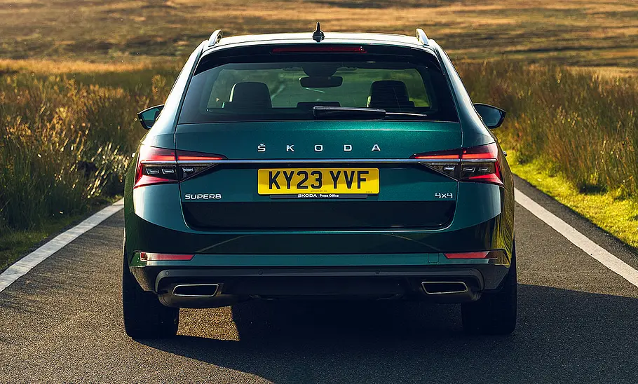 Blick von hinten auf die Skoda Superb Sleeper Edition.