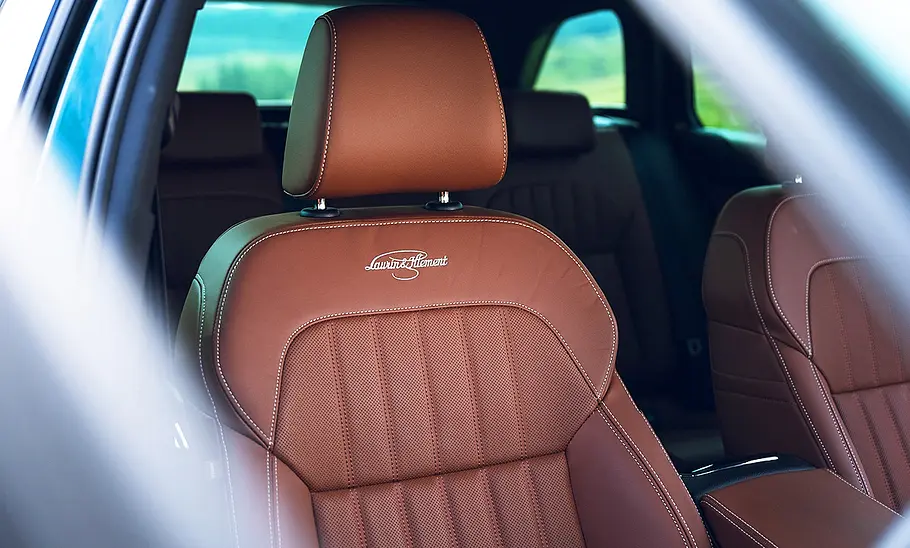 Blick auf die Vordersitze im Innenraum der Skoda Superb Sleeper Edition.