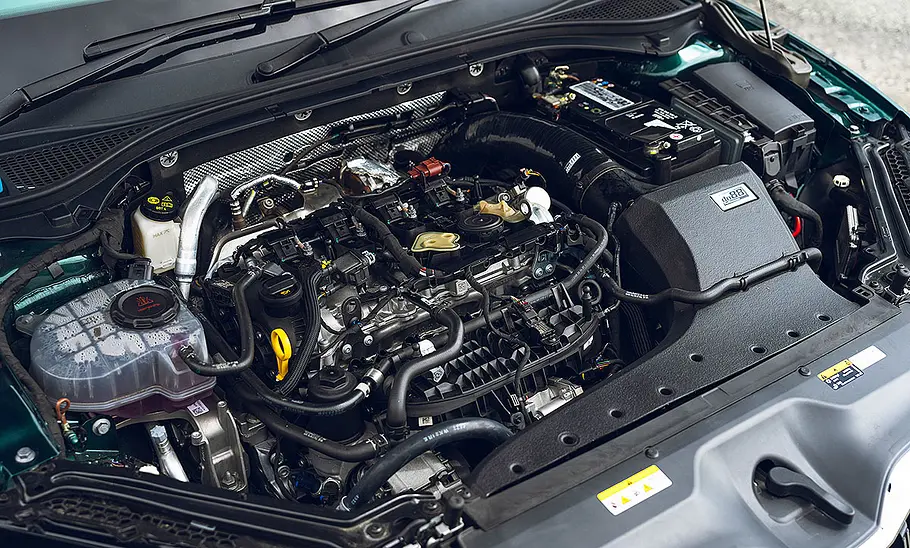 Blick in den Motorraum der Skoda Superb Sleeper Edition.