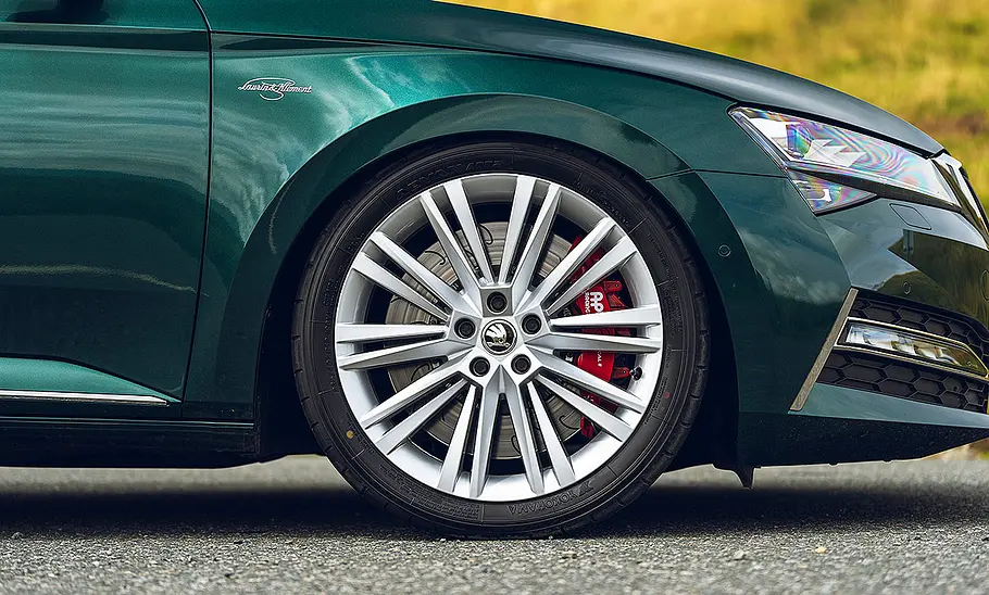 Blick auf die Vorderräder der Skoda Superb Sleeper Edition.
