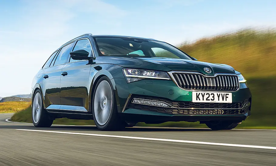 Blick von schräg vorne auf die fahrende Skoda Superb Sleeper Edition.