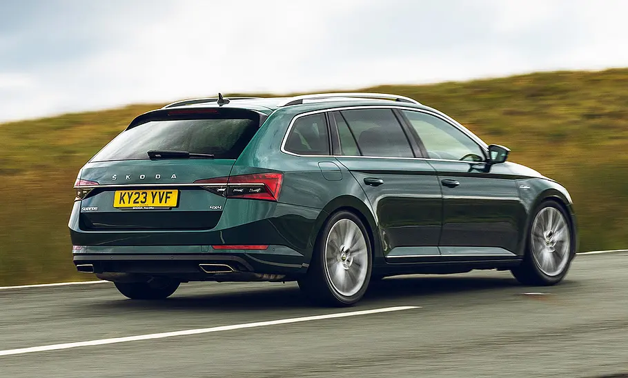 Blick von schräg hinten auf die fahrende Skoda Superb Sleeper Edition.