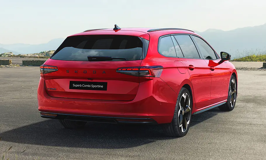 Skoda Superb Sportline (2024); Außenansicht; stehend; Kombi; Heckansicht