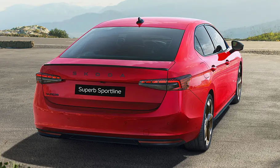 Skoda Superb Sportline (2024); Außenansicht; stehend; Limousine; Heckansicht