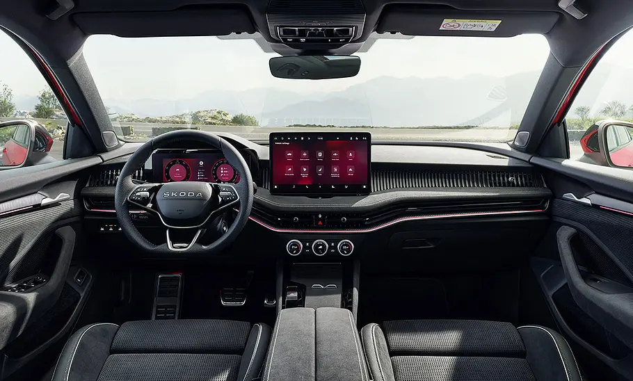 Skoda Superb Sportline (2024); Innenraum; Interieur; Innenansicht; Cockpit; Armaturen; Lenkrad