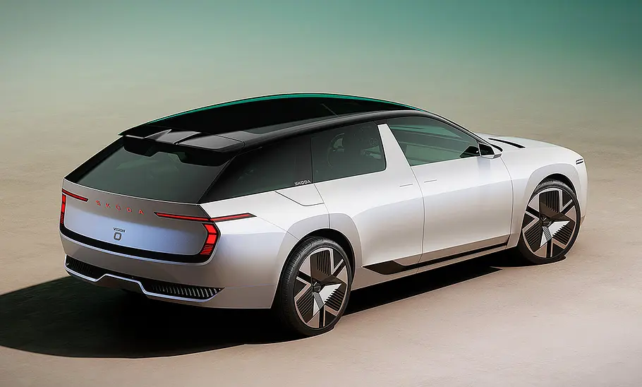 Blick von schräg hinten auf den Skoda Vision O (2025).