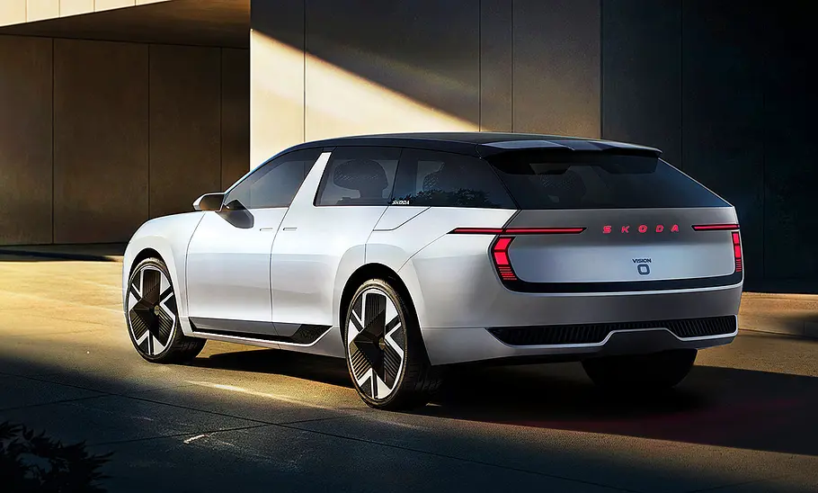 Blick von schräg hinten auf den Skoda Vision O (2025).