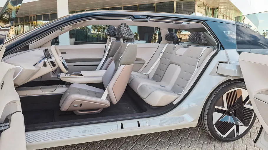 Durch die gegenläufig geöffneten Türen fällt der Blick ins Interieur des Skoda Vision O.