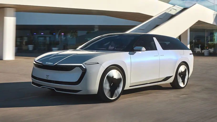 Der Skoda Vision O fahrend von schräg vorne fotografiert.
