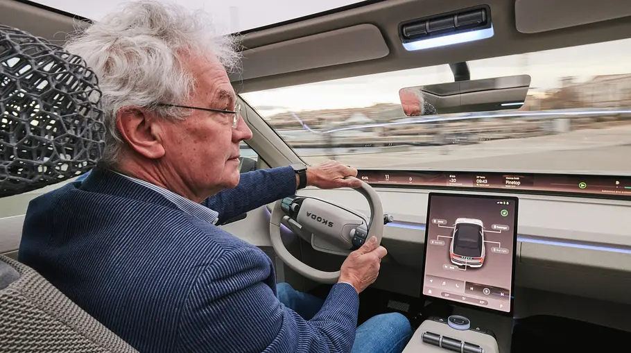 Freier Mitarbeiter Holger Ippen am Steuer des Skoda Vision O.