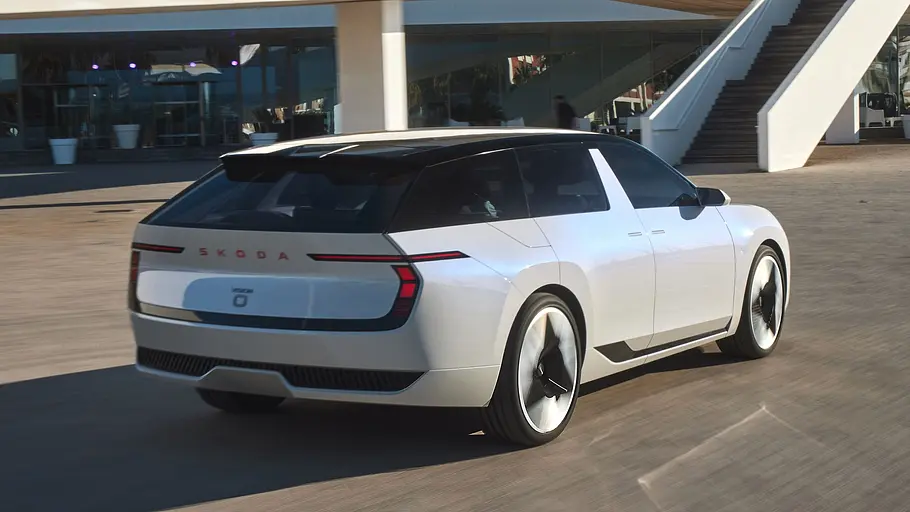 Der Skoda Vision O fahrend von schräg hinten fotografiert.